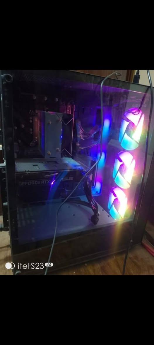 pc تجميعة  (RTX 3050 8gb+ i3 12th) الف 650
استخدام ٣ اشهر 

المعالج: Intel Core i3 12100 (جيل 12 حديث، أداء قوي بالألعاب).
​كارت الشاشة: ASUS RTX 3050 8GB (النسخة القوية، تدعم Ray Tracing و DLSS).
​المبرد: Snowman MX2 احترافي (حرارة باردة جداً).
​الرام: 16GB (2x8GB) DDR4 3200MHz.
​التخزين: M.2 NVMe بمساحة 1TB سريع جداً.
​اللوحة الأم: ASRock H610M (تقبل التطوير لجيل 13 و 14).
​الباور سبلاي: 550W حاصل على شهادة الكفاءة Bronze.
​الكيس: Fantech CG77 واجهة Mesh للتهوية مع 3 مراوح RGB
كراتين موجود استخدام ٣ اشهر 
*********** وتساب

