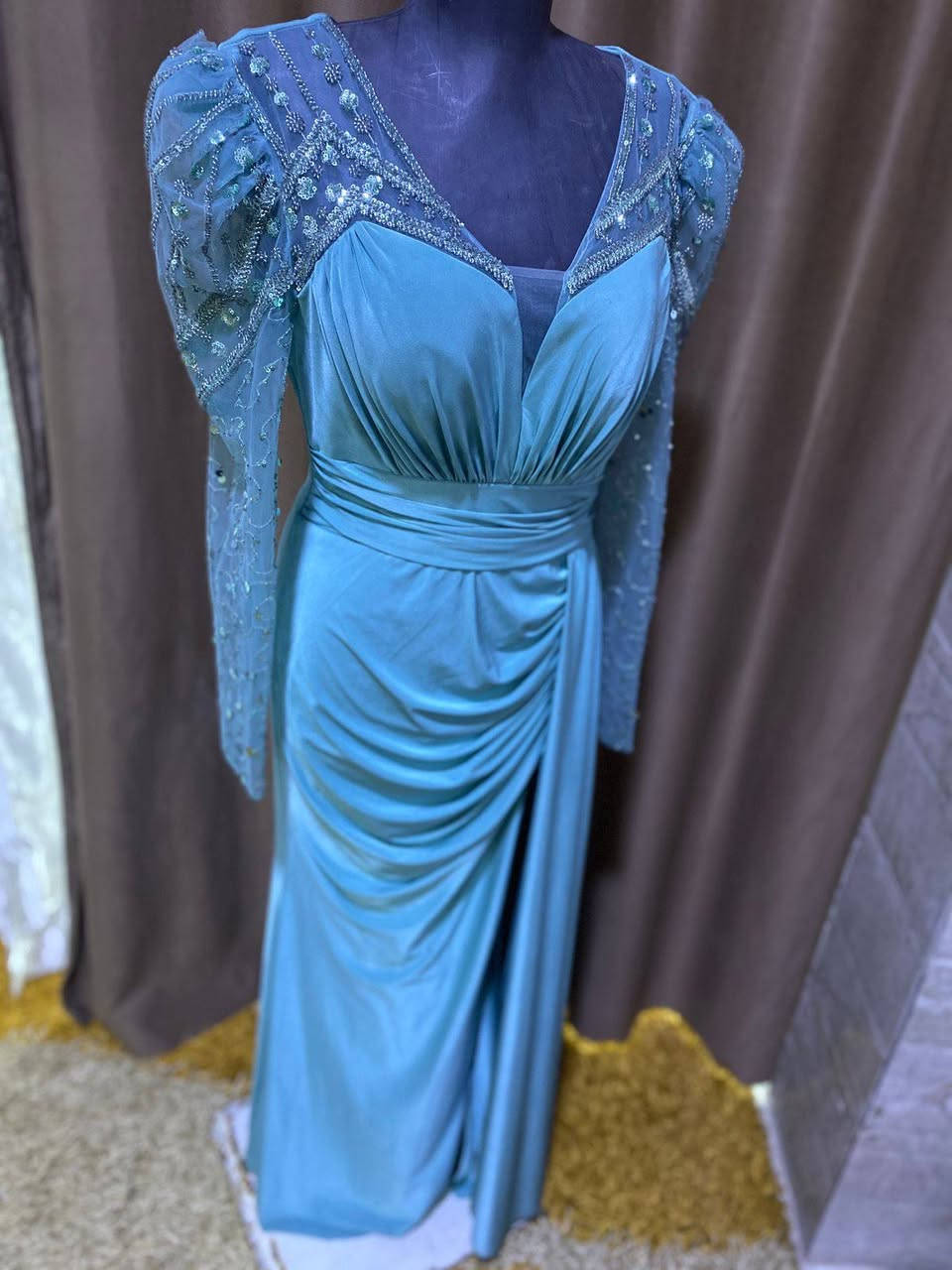 مرحبا بنات عندي هذا الفستان لبسته فقط ساعتين بعرس بعده نضيف جدآ شتريته ب80  وريده ب60 قياس 42 يفيد الي عدهن خطوبه


**إذا كنت صاحب هذا الإعلان وتريد حذفه لأي سبب، رجاءا أرسل رسالة إلى الدعم الفني**
