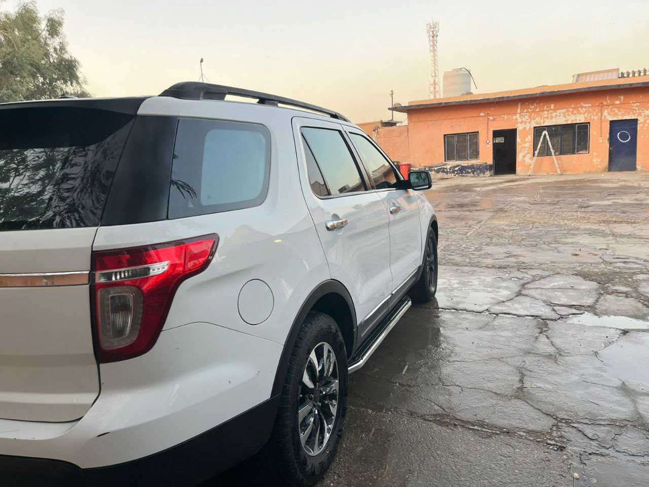 السلام عليكم فورت اكسبلور 2013 رقم بغداد دولي بأسمي السياره جديده وخير من الله مابيه ولاقطعه بس الدعاميه الخلفيه وشويه من الجنطه تجي تفحص وتاخذ سونار وتقتنع 
شاشه كبيره تحكم ستيرن جهتين اشاير ترحيب جنطه كهربائيه السياره مال بيت مامتعوبه 
السعر 120 وبيه مجال قليل وماكو بيهج سعر 
اي استفسار
***********
 ***********
مكانه بابل مركز المدينه
