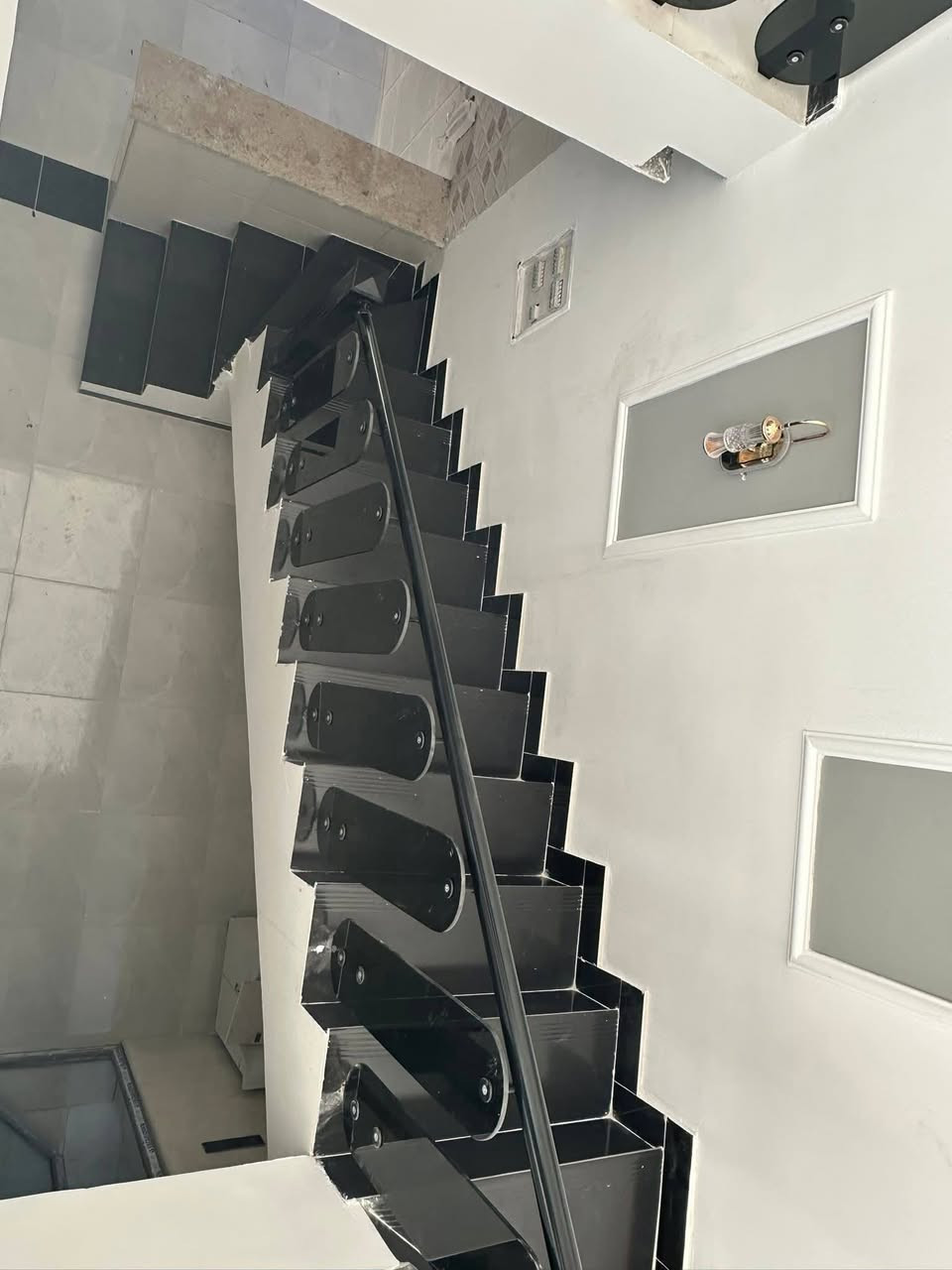 🏡 فرصة مميزة – بيت3 طابقين  للبيع
بيت بتصميم عصري ومرتب، مناسب جداً للعائلة واستثمار ناجح

🔹 المساحة: 120م
🔹 الواجهة: 7.5م – نزال 16م
📍 الموقع: مجمع العدل لاول 
📄 نوع العقار: سند 25 (تنازل شركة)بسمي

✨ التفاصيل:
✔️ 3غرف نوم واسعة
✔️ 3 حمامات
✔️ صالة عائلية مريحة
✔️ مطبخ عملي
✔️  🌿
✔️ مناور للإنارة والتهوية

📍 موقع هادئ وقريب من كل الخدمات
🔥 خيار ممتاز للسكن أو الاستثمار

📞 للحجز والاستفسار:
خاص أو اتصال: ***********

#عقارات #بغداد #بيع_منازل #بيت_للبيع
#مجمع_العدال #الدورة #استثمار_عقاري
