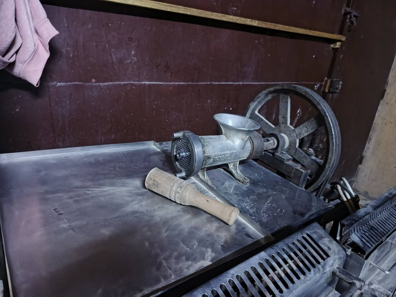 اغراض للبيع سعر مناسسب للاستفسار اتصال على الرقم:***********
