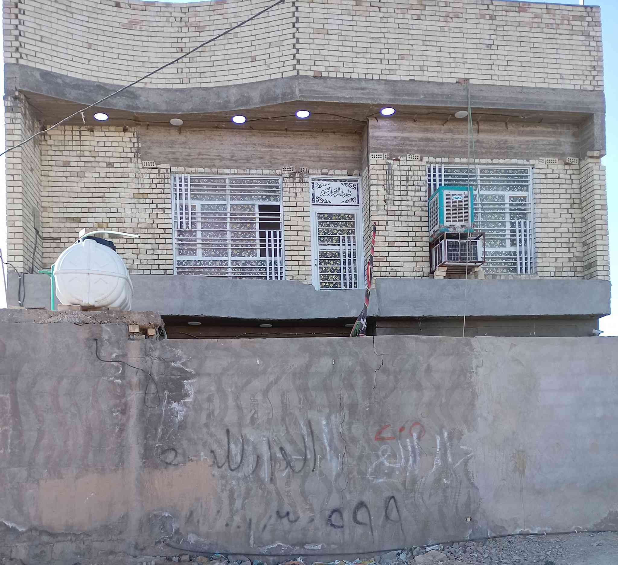 بيت للبيع مساحه 150 ركن بحي البتول الزراعي قرب جامع حجي راضي طابقين الطابق الول غرفتين+استقبال+مطبخ+صاله والنقاط الثاني  بي 4 غرف  التواصل ***********
