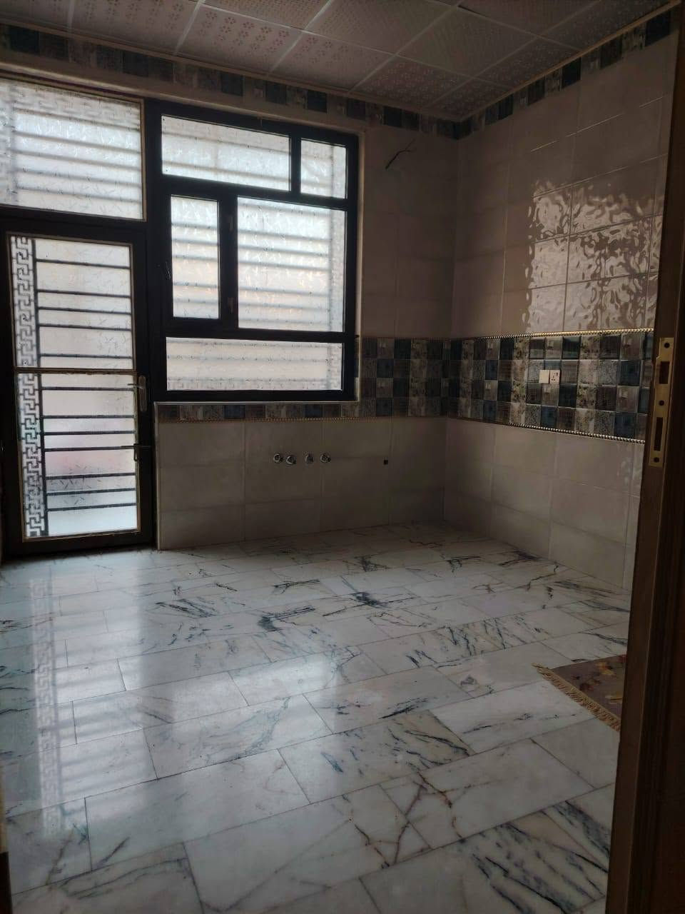 دار للبيع بلبوبيات مجمع ال ثابت السكني مساحته ١٢٨ متر يحتوي على غرفه كبيره واستقبال وصاله ومطبخ حار وبارد وصحيات ومنور الطابق الثاني صاله عله عرض البيت وحمام عامود ٤٦ المجمع خدمات كامله مي مجاري كهرباء تبليط ٣دقايق بسياره عن الامام السعر ب١٩٥ وبي مجال للشراي رقم صاحب الدار ***********
