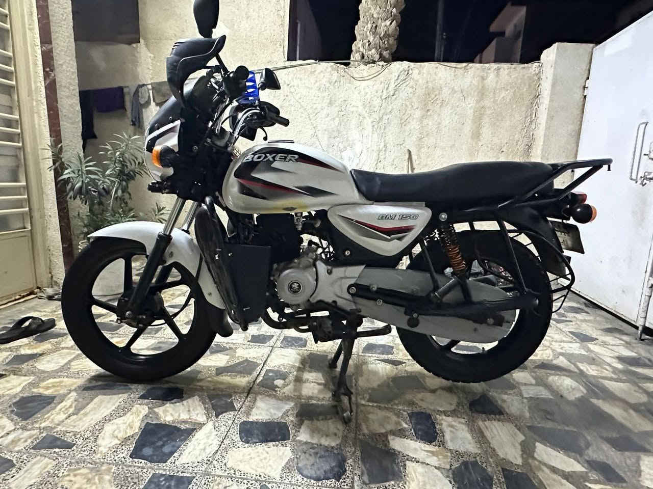 السلام عليكم
بوكسر موديل 21
مرقمه واسط مشروع وطني الدراجه باسمي وين ماتريد احولك
دراجه خير من الله مال طالب كليه مشتغله دلفري بس شهرين
دراجه مزوده شادله منظومه كلوبات 
عيوبه بيه ضربه بتانكي موضحه بصور 
رايده ب2300 مليونين و300 الف وبيه مجال حك الشراي 
المكان بغداد الحريه 
الرقم *********** موجود وتساب ورصيد
