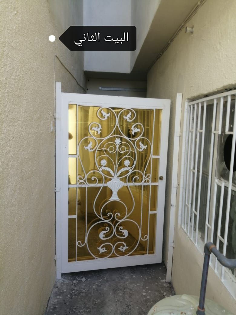 يوجد لدينا شقه طابق ثاني في الغزاليه قرب شارع المدارس تحتوي على غرفتين كبار هول ومطبخ وحمام متواليت للاستفسار الاتصال بالرقم *********** عبر الوات ساب
