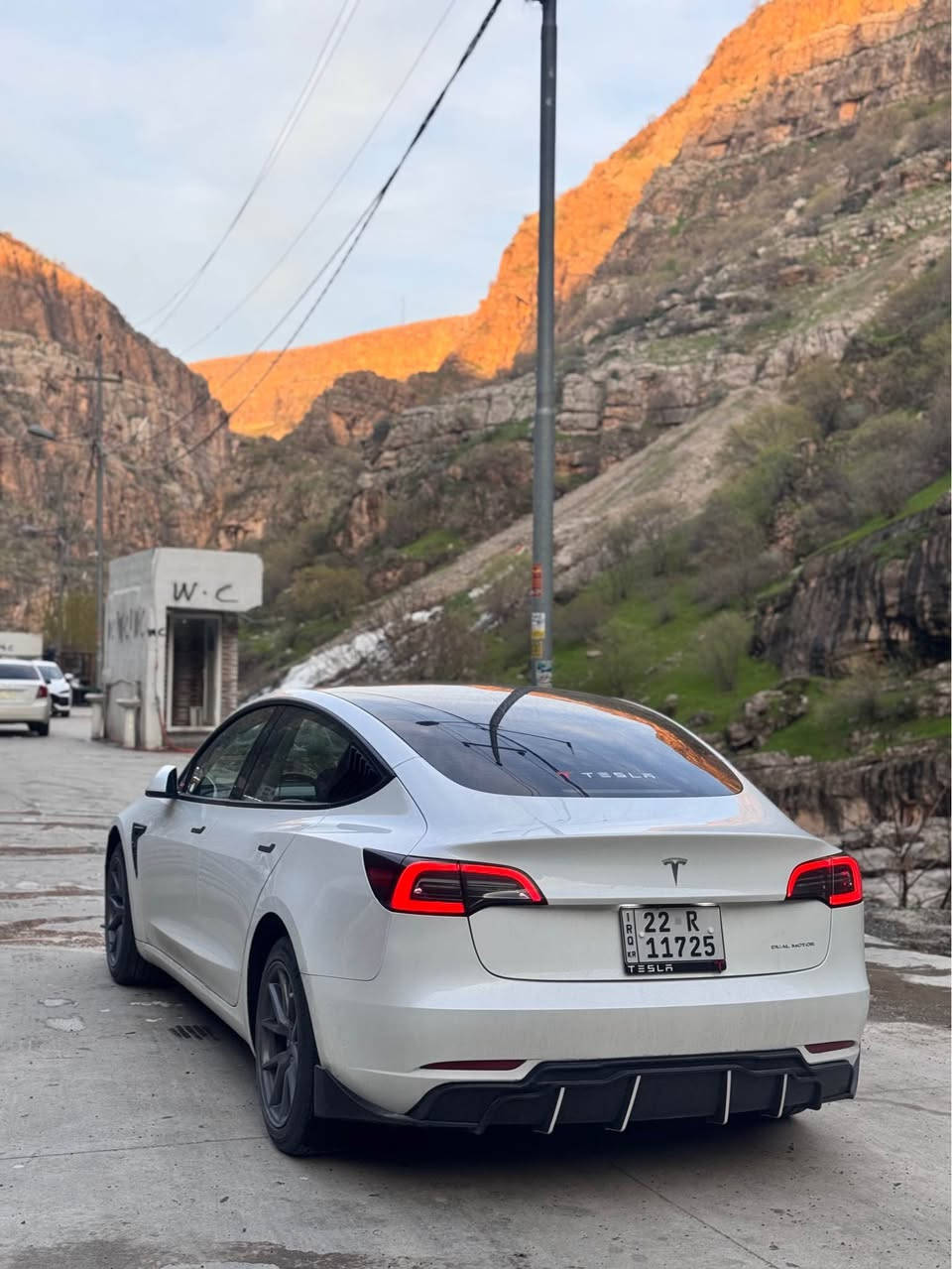 Tesla model 3 dual motor long range 
Bonete boyaxa be zhore 
1 jey pdr a 
1 jey pdr e dawe nam krdea
34 km roshtea wak sfr waya zor xawena
Patre ba shart
Karabait ba shart 
Irbag sukan u zher pe 
Nau spea full fulla 
Online 
Kaml kamaliate lo kraya
Muasafate teslash mahrufa
*********** أربيل, العراق
