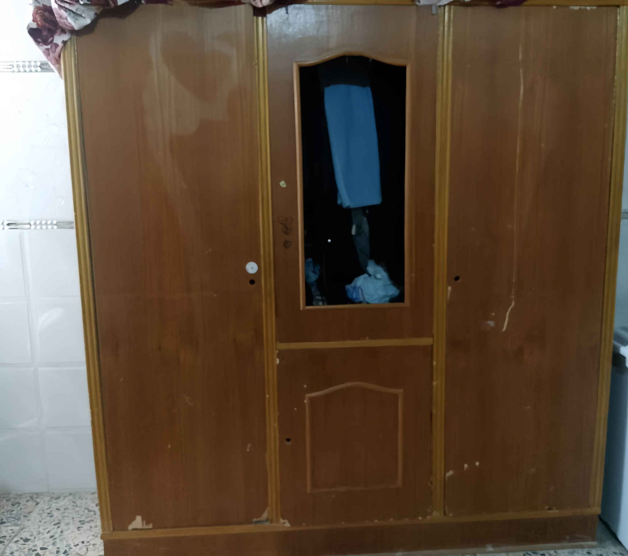 كنتور للبيع سعر 60 
بوفية سعر 30
للتواصل ***********
