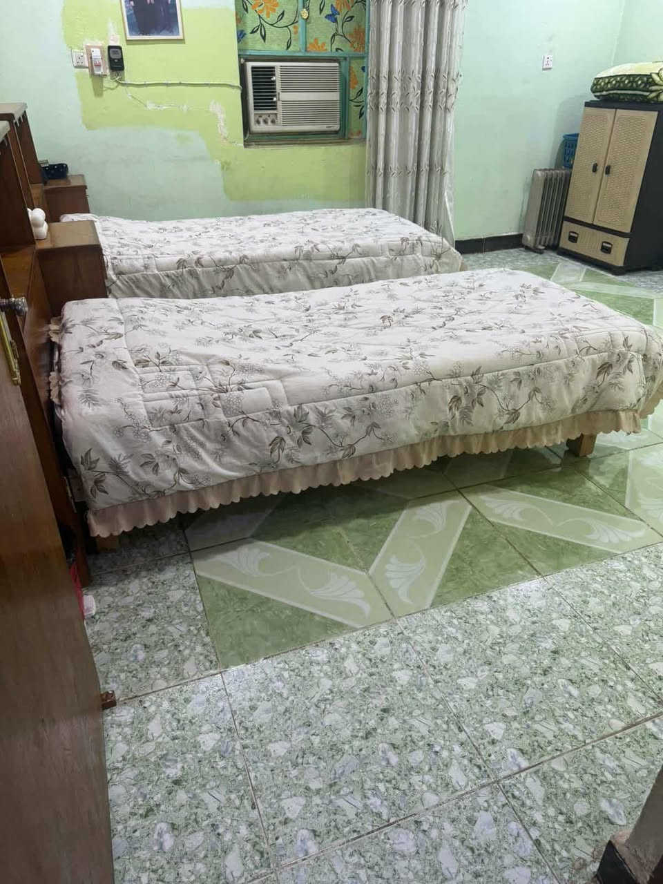 ⸻

✨✨ 🏡 دار للبيع | موقع ذهبي في 7 نيسان ✨✨

دار سكني مميز بموقع 📍 استراتيجي نادر
مقابل كلية التربية الأساسية
مناسب للسكن الراقي أو الاستثمار المضمون.

━━━━━━━━━━━━━━
🏡 تفاصيل العقار:
🔹 المساحة: ✨ 300 م² ✨
🔹 4 غرف نوم
🔹 2 صالة
🔹 4 مجاميع صحية
🔹 استقبال + مطبخ
🔹 غرفة نوم للضيوف مستقلة ومعزولة
  🟡 (بمساحة تقريباً 90 م²)
━━━━━━━━━━━━━━

💰 سعر المتر: 🟡 2,000,000 دينار
🔸 قابل للتفاوض للجادين فقط

📞 للاستفسار والشراء:
☎️ ***********

☎️ ***********

✨ فرصة لا تُعوّض بموقع نادر وقيمة عالية
