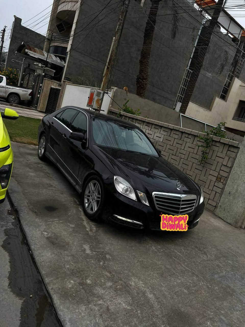 مرسيدس E350 
موديل 2012 
رقم صلاح الدين 
السياره فول
داخل اسود 
فتحه
تحكمات 
كت وويل 18 AMG
السياره جديده جدآ من الداخل والخارج
ومصروف عليهة هوايه
بيها قطعتين صبغ الجاملخ الامامي والخلفي جهه اليمين اثر جراد
مكاني بغداد 
السعر 185 وبيهة مجال
*********** بغداد, العراق
