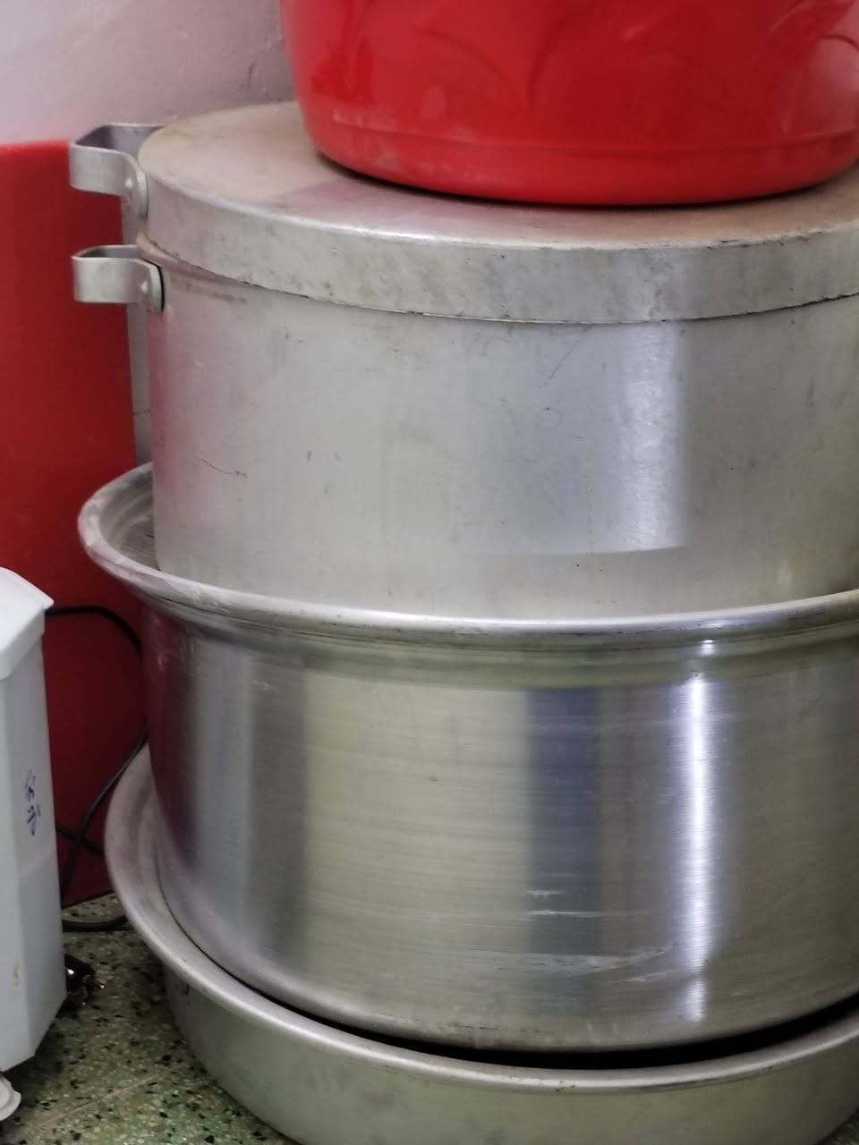 السلام عليكم غراض مطعم للبيع ميوزه وجدوره وموجود جدر ضغط لحجم لكبير وميوزه وكراسي  كلهن جدد ما مستخدمات ماعده جدرين او تلاثه لستيل اي استفسار اتصلو ع رقمي ***********
