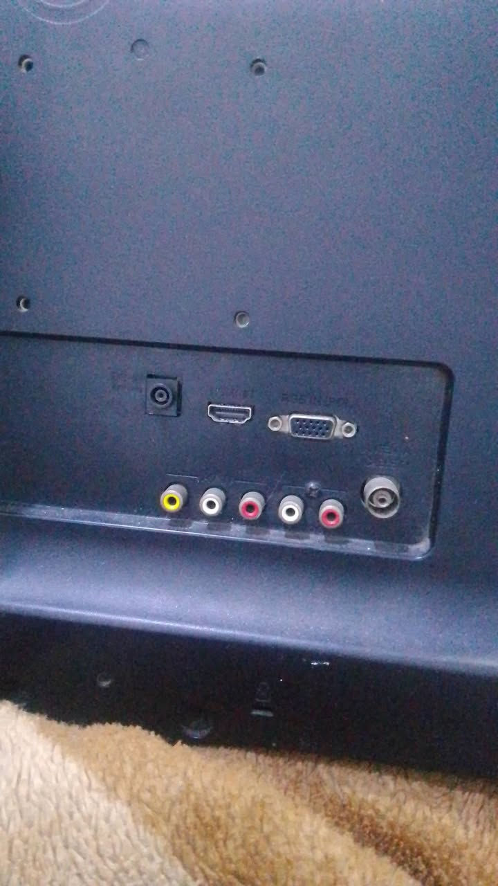 السلام عليكم شاشة حجم 20 ماركة الجي كوري اصلي مامفتوحة  بشرط الفحص كامل مكمل مع الريموت كنترول الاصلي 55 والتوصيل مجاني راسلني وبالخدمة ***********
