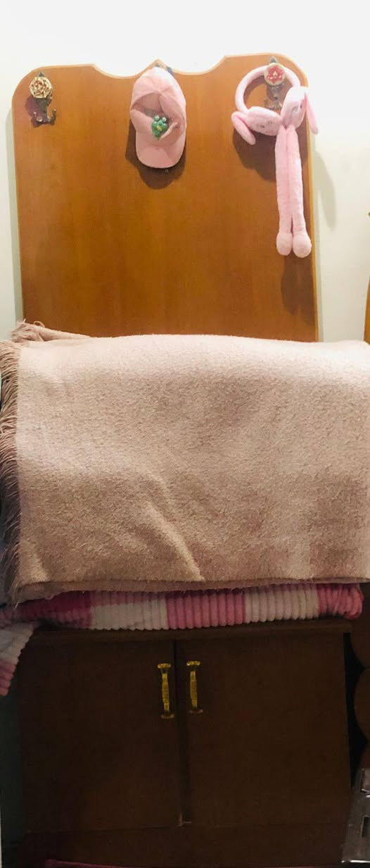 السلام عليكم غرفه اخشاب للبيع 
السعر 600 وبيها مجال ***********
