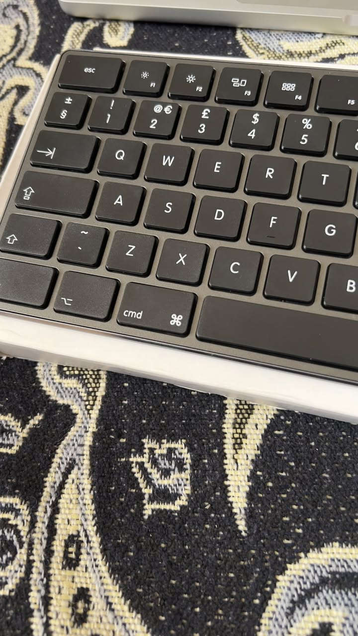 Joy Access Wireless keyboard
كيبورد للماك والايباد والايقون يسمح بربط ٣ اجهزة بنفس الوقت

مخصص للماك بي اختصارات الماك مثل الكوماند وغيرها ولوحة الارقام 

جديد مفتوح للفحص فقط

السعر 25.000 مع التوصيل 

***********
