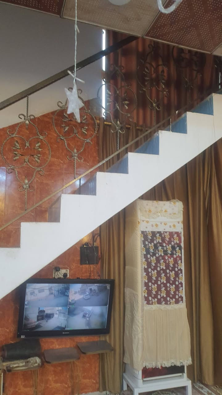 بيت للبيع حي العسكري مدارس قرب محطة الوقود  ٢٠٠م طابقين ركن حرف T  يتكون من بيتين كل بيت يحتوي على ٤ غرف نوم وصاله واستقبال ومطبخ حمامات كل بيت ٣ بناء حديث ٢٠١٨ درجه اولى   كذلك يحتوي على محل ماجر ١٥٠ كل شهر ايضا احد البيتين ماجر ٣٥٠   بيت مال جناي سند حر باسمي للاستفسار فقط الشراي يتصل على الرقم ***********
