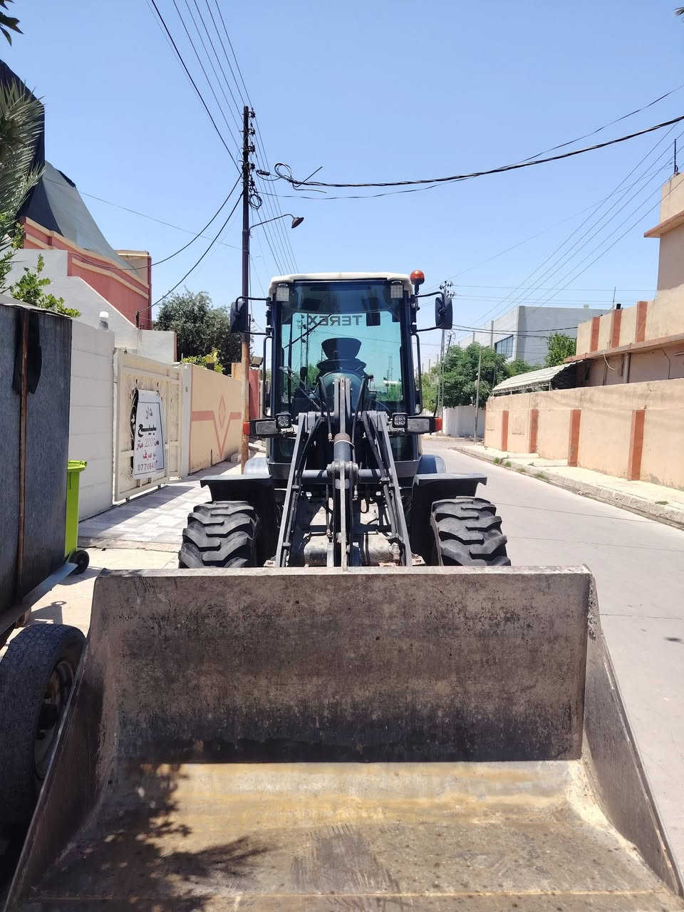 TEREX/للبيع 
2011 موديل 
تبريد بلادي 
اكسل كبير 3 طگات 
مشتغل 7600 ساعة
طخم تاير جديد 
مكان كركوك سعر 310 $
***********
