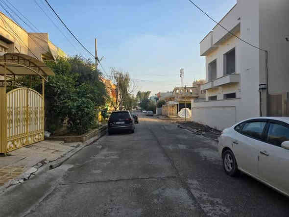 بيت بناء قديم للبيع او للاستثمار 
* حي الصديق قرب جامع المهيمن 
* المساحة ١٤٢.٧ م 
* واجهة ٩ م
* البيت مفصول طابقين
* الطابق الارضي غرفتين نوم واستقبال وهول داخلي وصحيات ومطبخ
* الطابق الثاني غرفتين نوم وهول داخلي وغرفة معيشة وصحيات ومطبخ 
* الإيجار الشهري ٦٥٠ الف
* سعر المتر  مليون و ٤٠٠ الف  
للاستفسار، يرجى الاتصال على الأرقام التالية:
- ***********
- ***********
- ***********
أو زيارة المكتب على العنوان التالي :
 المثنى، مدخل سايدين الرفاق، قرب مطعم المجلس

#البيت_المعمور_للعقار موصل
