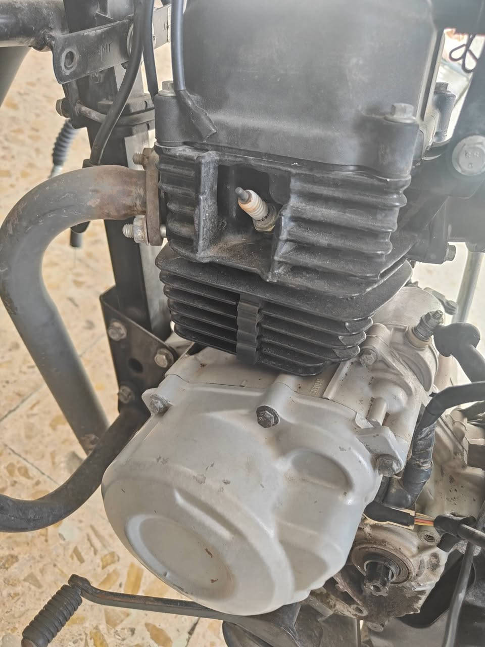 شباب عندي غراض بوكسر تفصيخ
عندي محرك بوكسر معمر تعمير شركه كله ليبل وردي للبيع 
عندي دبلات كلاسك هيه والماشه للبيع نظافه 70بالميه
عندي جاملغات بوكسر جبلي كاملات نظافه 90بالميه
عندي قبق صينيه 
عندي وياله امامي خلفي جبلي 
عندي دشبول شغال 
عندي ضفيره مابيها اي قطع 
عدي مازده مال بوكسر نظيفه كلش 
مكاني بغداد حي الجهاد 
***********
