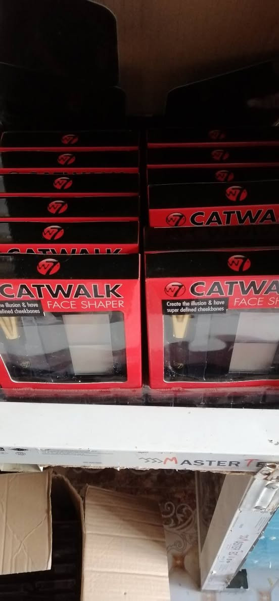 للبيع شلعه مواد تجميل جوه سعر الجمله ليريد يتفضل ***********
