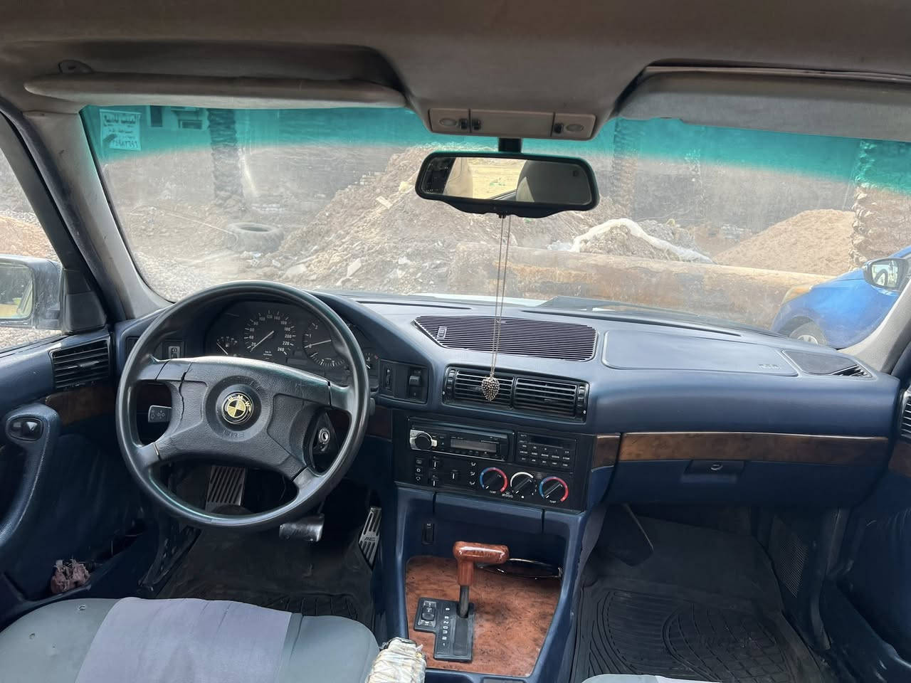 السلام عليكم بيم حجم 525 اصل مكينه مفتوح مكينه وكير وتبريد وصدر خلفي وامامي وتخم تاير كله مكفول صبغ جماليه مكفوله من ضربه لغد شاصي ولحوض لصندوك كله كفاله موديل ٩٠ ) سعر 58 )  مكان بغداد الدوره *********** مراوس بيكم
