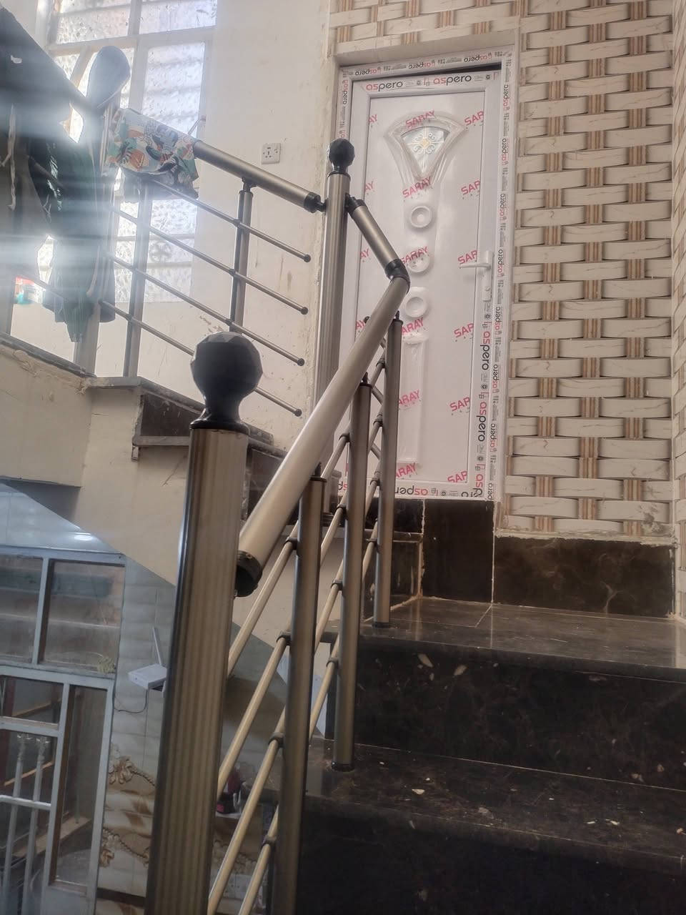 السلام عليكم بيت 100م ركن مربع قاطين الحسينيه السكلات مربع 11 الف مقابل فوج سرايا السلام القاط الاول استقبال وغرفة نوم ومطبخ وصاله ومنور حمام داخلي وحمام خارجي سيراميك بياض الارضيه كاشي السطح شتايكر السعر 85 وبي مجال التفاصيل هذا رقمي بي وات ***********
