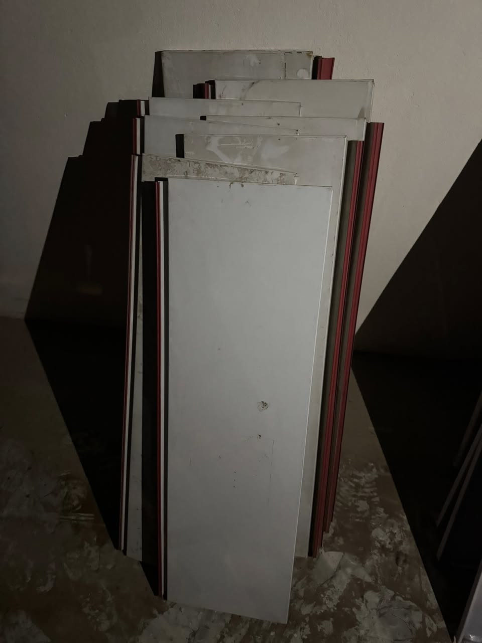 السلام عليكم متوفر رفوف عدد ٤٨ رف مع محلقاته  وميز دخل وكرسي  ميز سعره ٧٥ قفل للعلم ميز جديد  ورفوف  متر  ٢٥ موقع ديالى بعقوبه ***********
