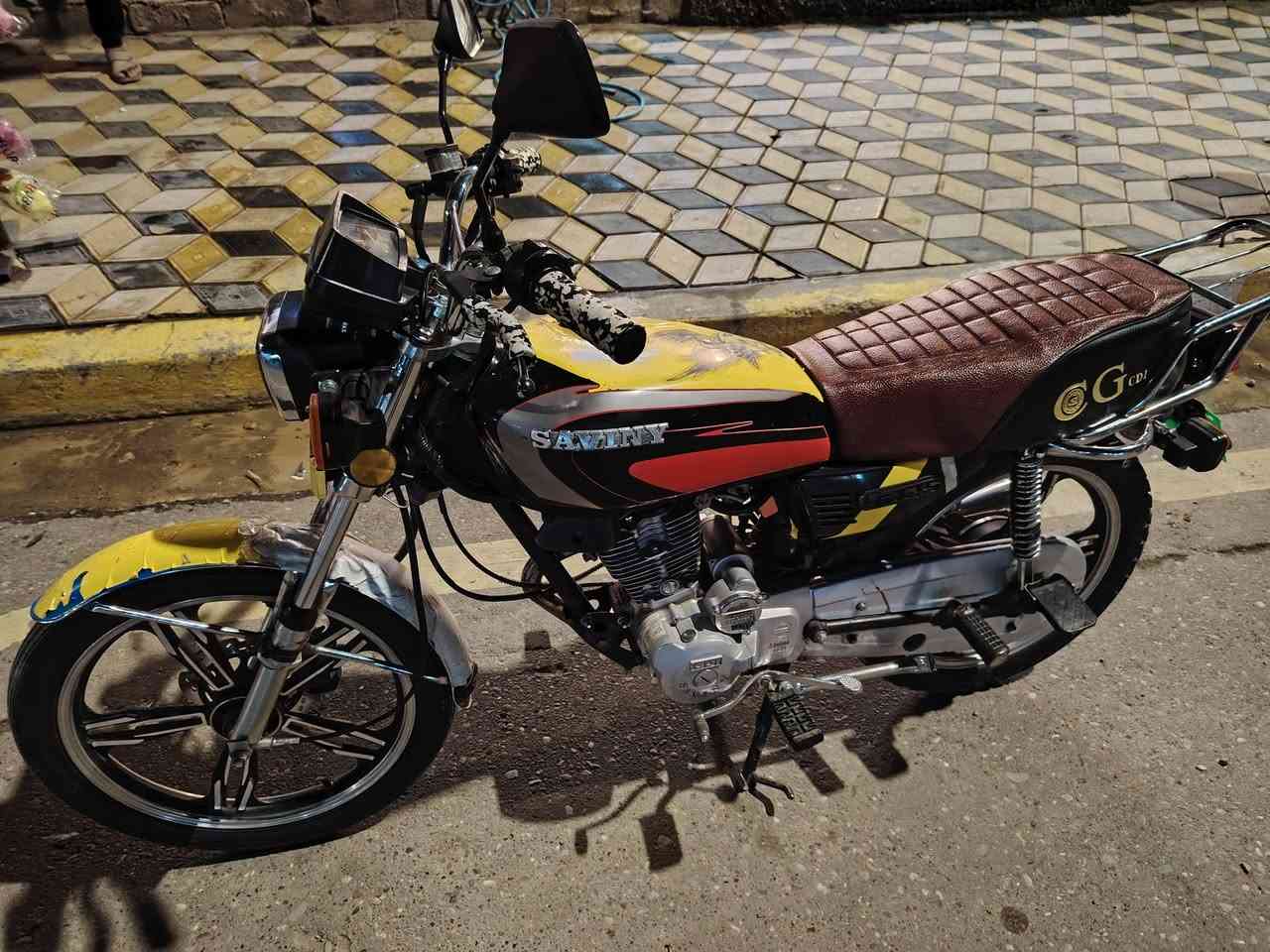 السلام عليكم دراجه سيفان موديل 20  كهربائياتها كلها شغاله يشتغل سلف وهندر
السعر550 وبيها مجال مكاني بيجي
***********
