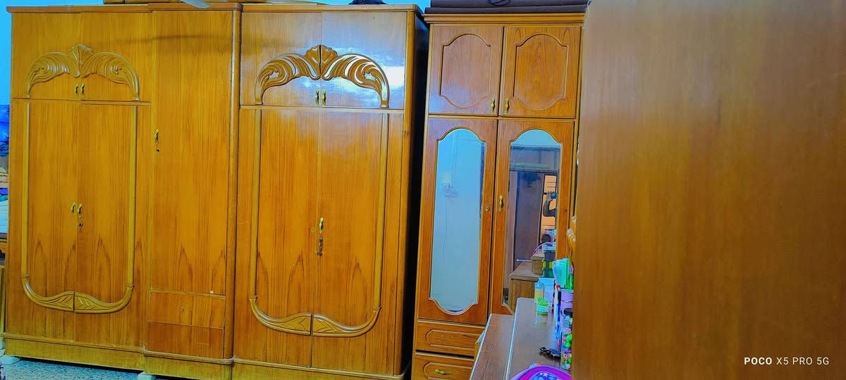 غرفه خشب ميه على ميه ثقيل ورقم واحد الغرفه مع كامل ملحقاتها للبيع خشب جدا جدا ممتاز ثقيل تحتاج ترتيب شي قليل يدات قفل قفلين مع صبغ تطلع شي توب 
ملاحظه السعر ٨٠٠ الف وبيها مجال شي قليل 
للتواصل ***********
