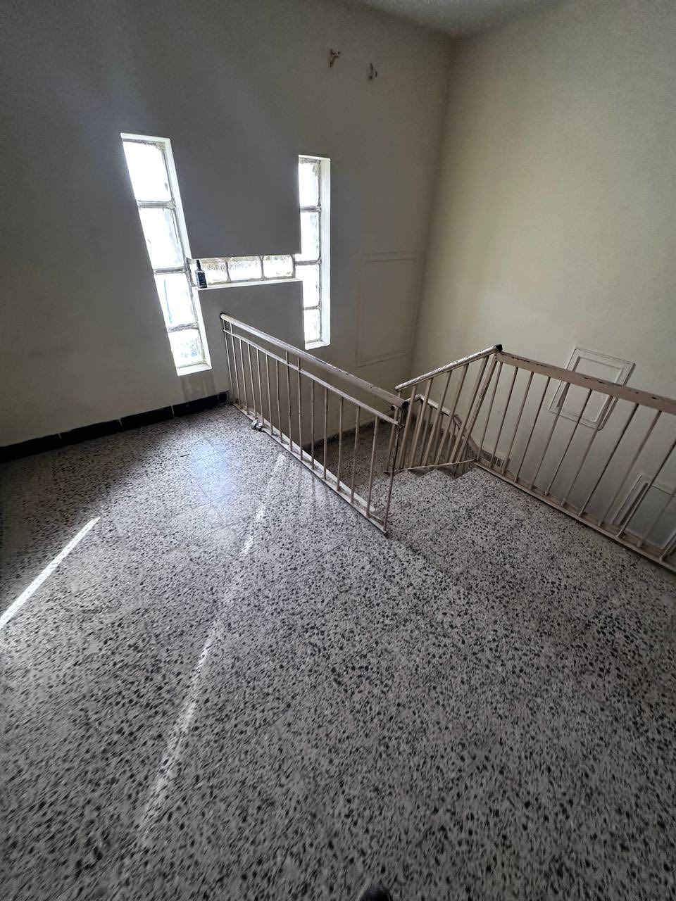 السلام عليكم
بيت 🏠 300 متر للايجار 
***********
***********
قرب جامع ابن القيم 
الخالديه
