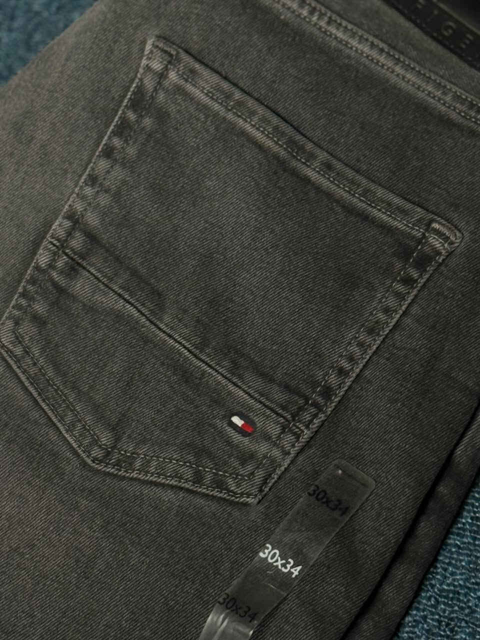 Tommy Hilfiger 
جينز ماركة تومي هيلفيكَر 
لون رصاصي 
قالب مستقيم 
خامة مخلوط قطن مع مطاط 
دزاين مميز 
غلق بسحاب 
القياس : 30
عرض الكمر : 38 سم 
الطول : 112 سم 
عرض الحجل : 17 سم 
السعر : 75 الف 
توصيل مجاني داخل بغداد وباقي محافظات العراق 🚚


**إذا كنت صاحب هذا الإعلان وتريد حذفه لأي سبب، رجاءا أرسل رسالة إلى الدعم الفني**