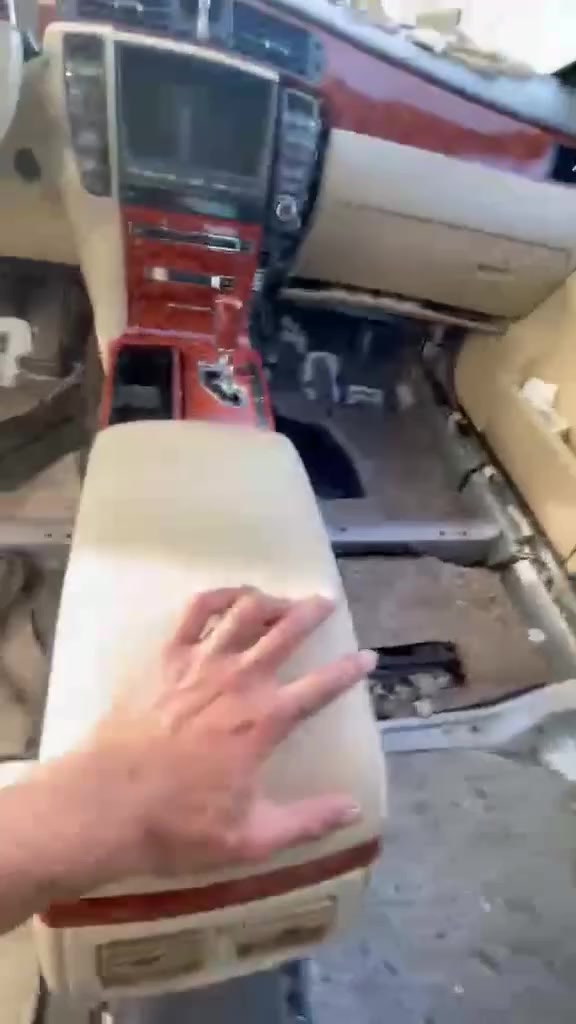 بۆفرۆشتن

٢٠٠٥

بەسمە رەش

سوکان کارەبایو کوشن کارەبای مەزبوت

بریکیشی بەستراوە  

شاهینەی ٨٢

کامل جاهیز شوین لەحیمەکانیش دووبارە لەحیم کراوەتەوە 

دەحامی بۆ دەحامی بەشەرت

شوختو چالو چۆلی نیە 

کەفەر گۆراو نیە بەشەرتی هەزار وەستا

شوین موسەکانیشی هەر پیوەدیار نیە کە بۆیاخ کراوەتەوە 

دوورەنگ نیە

دەشبولی شکاوی تیانیە 

شوین چوارقورنە

$٥١
ژ.م***********
