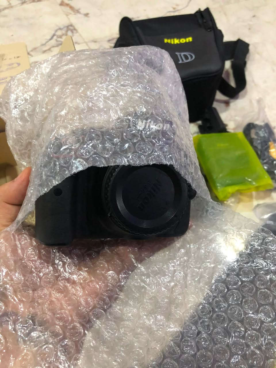 سلام عليكم 
كامرة نيكونD 5300 جديده بعدها بالكارتون نضافه 100%
استعمال شخصي فقط ماخذ بيها ١٠ صور وضامها بالكارتونه كل ملحقاتها موجوده 
السعر 390 الف وبيها مجال بسيط 
المكان كربلاء ويوجد توصيل لجميع المحافظات 
للتواصل ***********
