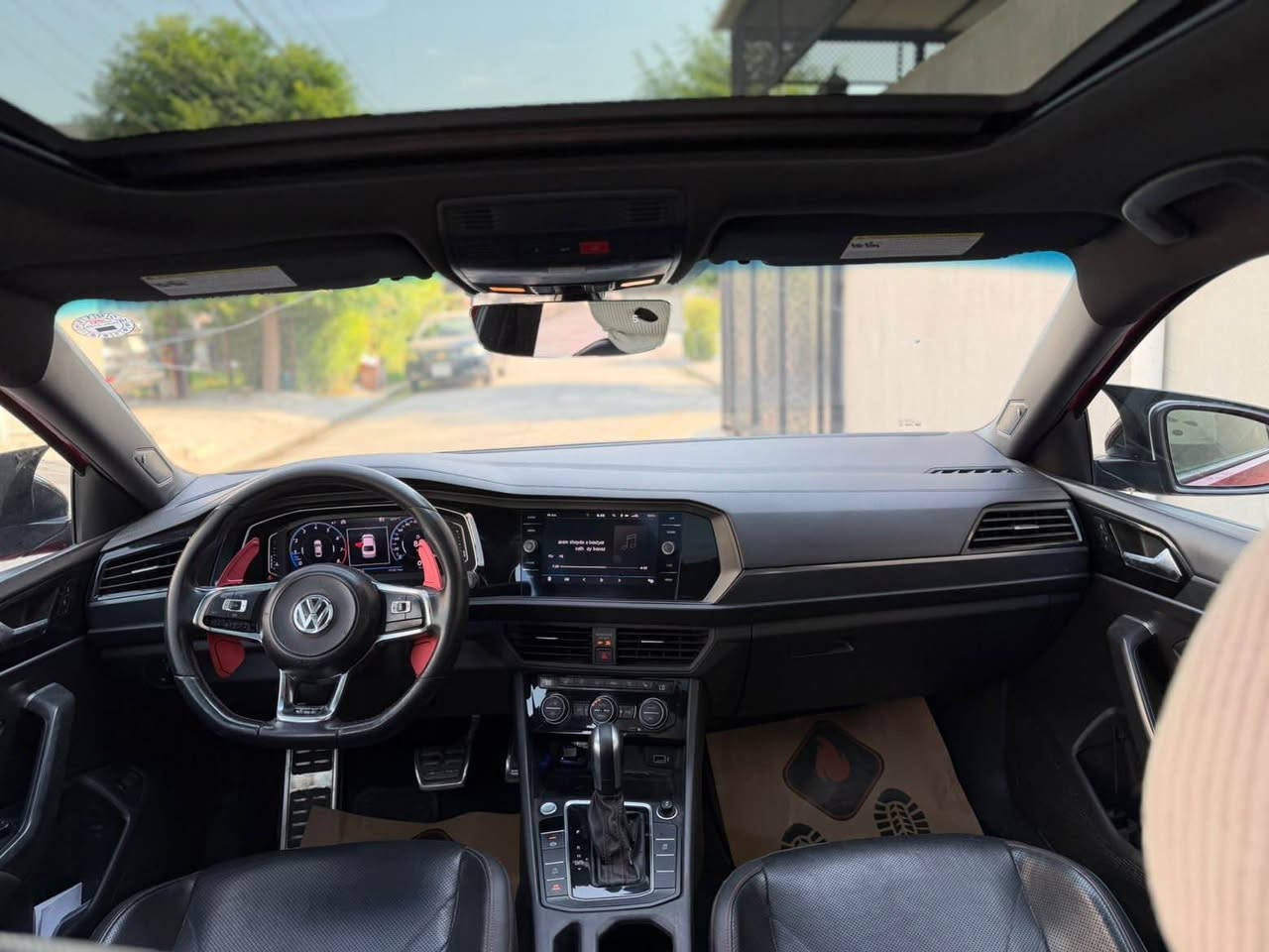 volkswagen jetta Gli 2020 
سەیارەکە زۆر جوانە خاوێنە وەک وێنەکان هەموو شتی بەشەرتە چوار پارچەی بۆیاخە مەکینەوە گێری پەشەرتە تۆربۆشی بەشەرتە داوای ۱۳۹ مەجالی لێ ئەکەین .

***********

تکایە بەس لەرێگەی واتس ئەپ پەیوەندی بکەن . أربيل, العراق
