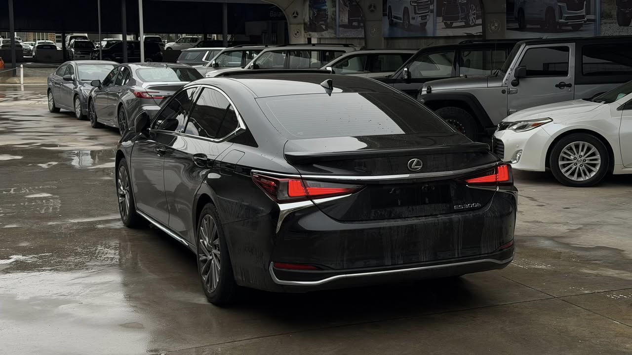 Lexus es 300 h 2025 هايبرد
السيارة فول مواصفات ١/١ 
ماشية 30,000 الف miles 
نوص بنت سبغ بدون ارباگ 
بعض من مواصفات السيارة 
كامره خلفيه  
حساسات امامي و خلفي 
رادارات امامي و وجانبي 
مثبت سرعة تفاعلي 
تدفئة تبريد كشنات مع خرن ميموري 
تدفئة ستيرن 
فتحة سقف 
داتا شو 
شاشة جبيرة نظام كار بلي وايرليس 
شحن لاسلكي  
مري شفط وكهرباء 
وبيها بعد هواي مواصفات معروفة 
السيارة جاهزة بدون نقص 
سعرها 320 وبيها مجال 
مكان السيارة سلیمانی 
سیارە بدون رقم ترقم رقم شمالی ای محافظە
***********☎️

58ADA1C13SU055695
