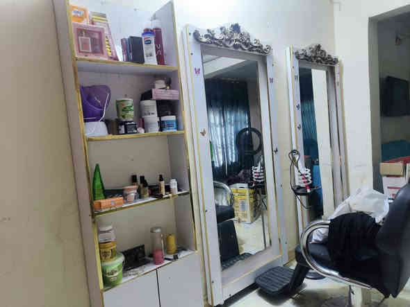 صالون للبيع كامل مع المواد مع لافتة بسعر مناسب جدا
بعض مواد مطلعن بتصوير 
3  مليون قفل
مجهز فقط يحتاج محل مكان جديد 
مكتن بغداد الزعفرانية رقم تواصل فقط  وتساب وتصال ***********  📞☎
