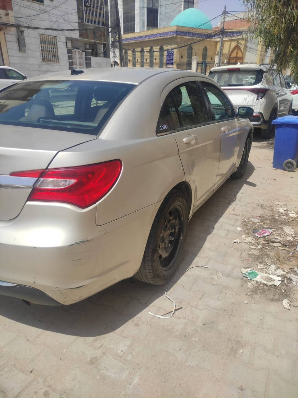 سيارة كرايسلر C200 سي 200 أمريكي
مديل 2013 لون ذهبي محرك 2400 دواخل اسود رقم بصرة مالك السياره سكنة نجف
بيه ضربة بالجاملغ الايسر الأمامي بأمريكا
 وضربة بسيطة في الباب الخلفي الأيمن عكس السائق مصلح على البارد كما موضح بالصوره وباب الصدر بارد بدون فتح ما لايحة الدواخل بية جراد قليل فقط في البنيد
كير جديد والمحرك
تخم تاير جديد مكان السياره نجف
السعر 60
***********
