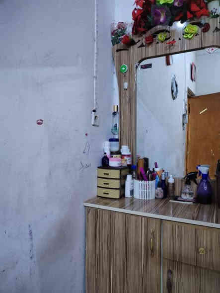 السلام عليكم عندي هاي الغرفه للبيع اي عيب مابيه نضيفه بعده سعره ٣٠٠ وبيه مجال قليل مكاني كركوك حي العروبه رقم التلفون ***********
