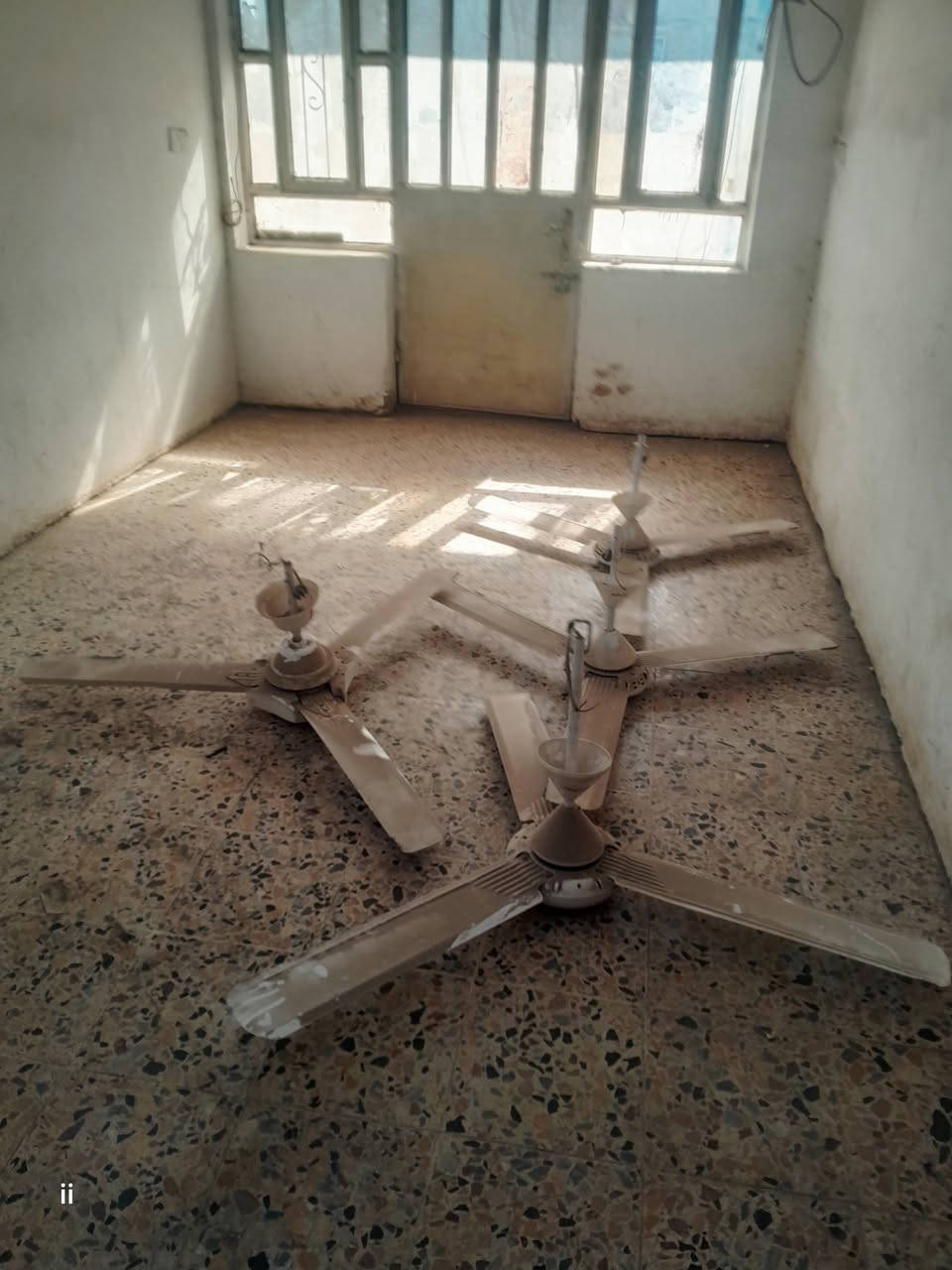 للبيع رحلات مع براد ماء مع مروحات عدد 4 مع سبورات عدد 3 مع كراسي عدد2 ***********
