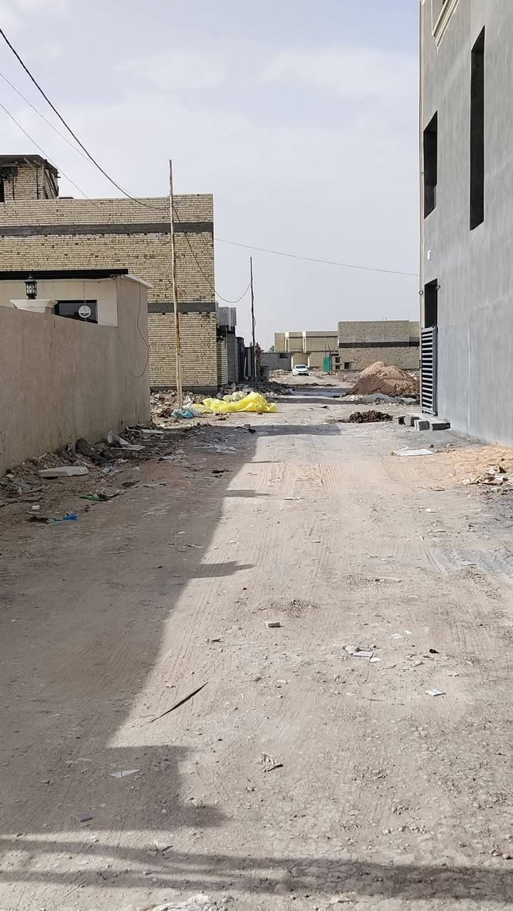 قطعة للبيع منطقة المكاسب خلف حي الجهاد ١٠٠م عل تبليط واجهة 6 ونص خدمات كاملة ماء وكهرباء وتبليط ومجاري انترنيت مولد ذهبي مربع هادئ وراقي سكني واقرب مربع ع حي جهاد طابو زراعي سند 25 تتكاتب ويا صاحب الأرض للاستفسار اتصال *********** متوفر واتساب
