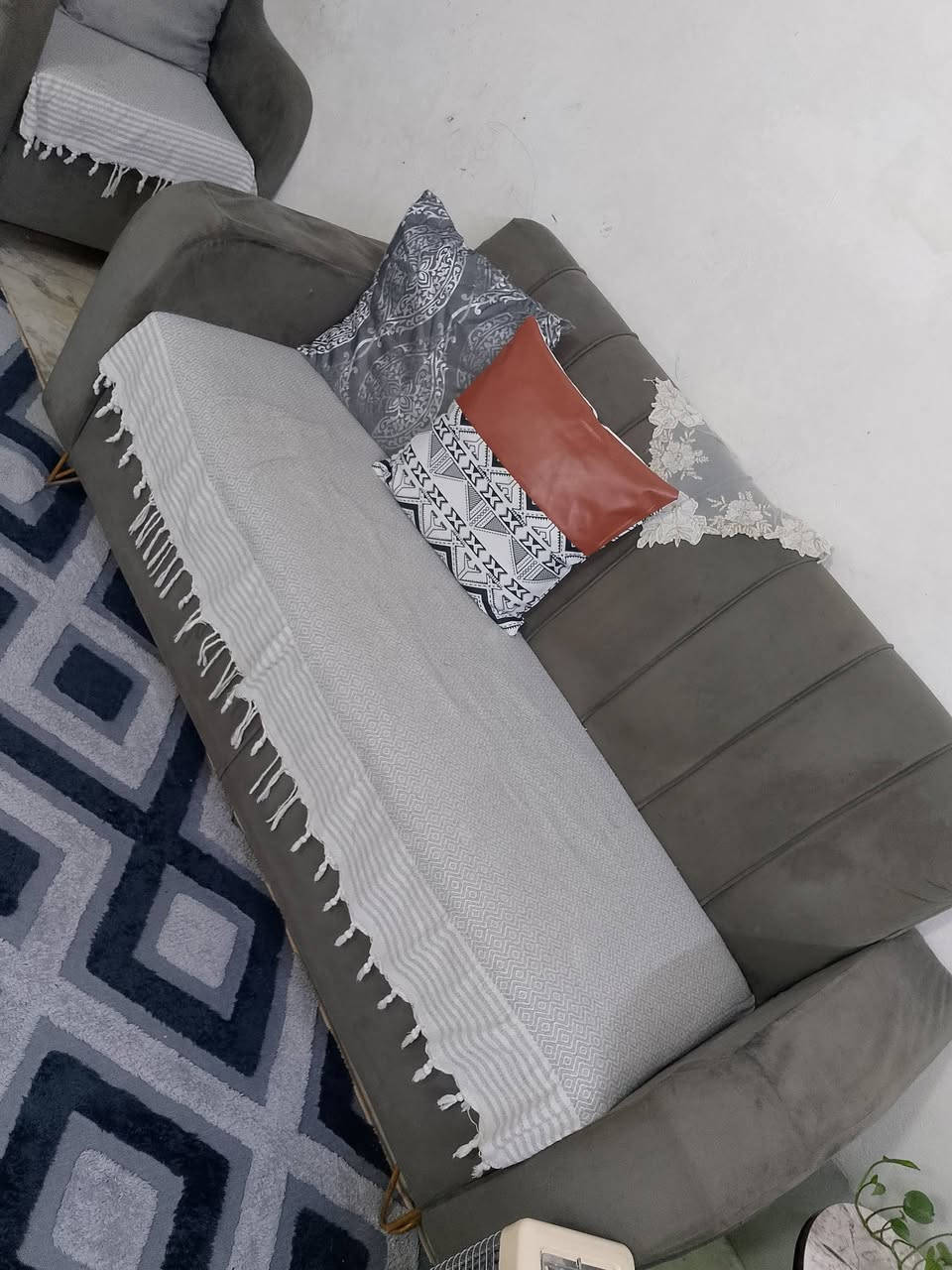 السلام عليكم تخم 8 مقاعد مستعمل نضيف رايد 225 وبي مجال مكاني الاسكان قريب على المنصور  رقم ***********
