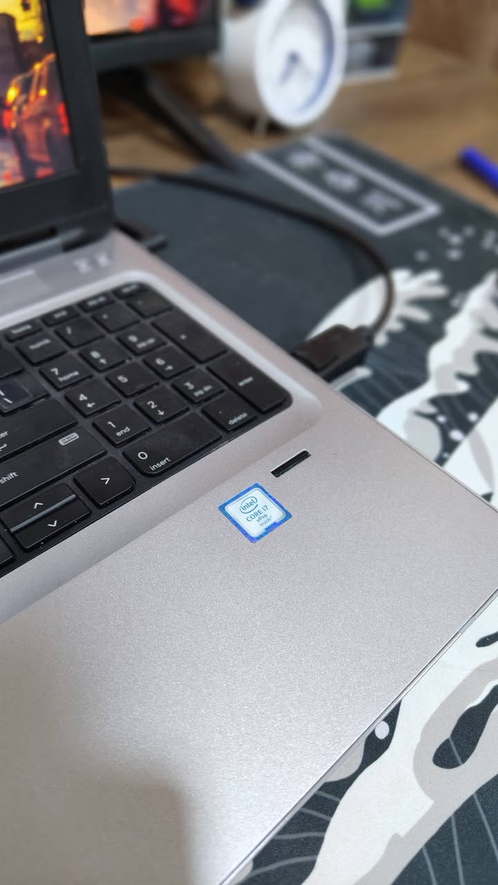 اخوان السلام عليكم
..........................لابتوب 🦾😍.....................

لابتوب ماركة hp نظيف نظافته ممتازة
معالج : core i7 الجيل السادس فئة H يخدم اقسام الهندسة والشغل القووي اله قدرة عالية على تحمل الالعاب والبرامج الهندسية وبرامج التصميم
ذاكرة داخلية : 256 جيجا بايت SSD قابلة للتطوير
ذاكرة عشوائية : 8 - 16 جيجا بايت
كارت شاشة خارجي 2 جيجا وليس مدمج انتبة من تشتري لأن المدمج ما يتحمل البرامج الكبيرة
البطارية : ادوم لمدة ساعتين.
حجم الشاشة : 15.6 بوصة
يستهدف هذا الجهاز طلاب الهندسة والشغل المكتبي يتحمل لود الشغل وامانة هواي فادني وما واجهة وياه مشاكل وايضا موجة لمحبي الالعاب.
رايدة ب200 ألف وبي مجال بسيط .

...........................مرتب 💙 🌹..........................
العنوان : البصرة / الزبير
***********
