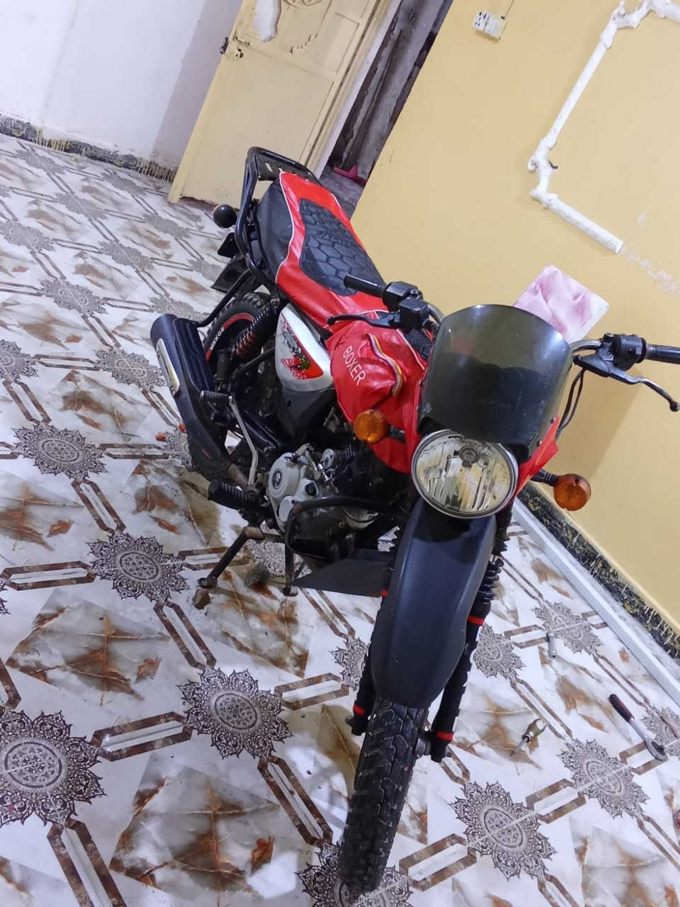 السلام عليكم بوكسر فحل بسمي رقم نكليزي موديل ٢٢ طالعة ب٢٣ دراجة مال جناي مجفتة شركة غراض شركة تاير خلفي جوبلس كهربائيات كلها شغالة دهن اديرلها امزويل كل ١٠ تيام بس صارلي فترة تاركها دراجة عندي سيارة وما مستخدمها ابيع شرط شرط شرط يحول ما تحول لا تخابر مو شراي هم لاتعبني شراي بخدمتك مكاني قبلة رقم *********** : سعر ٢وربع قفل 🔒
