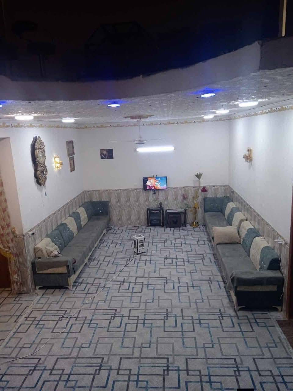 السلام عليكم..
دار للبيع .مكان مميز جدا 
النوع // طابو زراعي سند 25 
المساحة // 285م
الواجهه //13/5م
البناء // طابوق جمهوري 
السقف صب كونكريت بإشراف وتنفيذ مهندس مدني 
التفاصيل : طابقين
الطابق الاول يتكون من
غرفة عدد 2  6*4الثانيه 6*8
استقبال 9*4
صالة 10*4
مطبخ 6*4
صحيات داخلية .
صحيات خارجية .
ممر ات خلفي طارمه
الطابق الثاني 
غرفة نوم عدد 2
6*4+8*4
السطح اشتايكر كامل
السعر //١٤٥ وبيه مجال
الموقع ** بابل المدحتيه ربيانه مقابيل دار وعد الكصاب عبر ربيانه
 شارع صب مجاري خارجيه
بناء حديث درجه اولى 
عرض الشارع 6م الامامي
للاستفسار اكثر يرجى زيارة مكتب دلالية وائل الهندي الواقع شارع الستين قرب سلوان ابو الكاشي مقابل فرع علي قماره
 او الاتصال على الرقم ***********وائل الهندي
***********ابو علي
للإعلان والترويج عن عقاراتكم يرجى مراسلة الصفح
