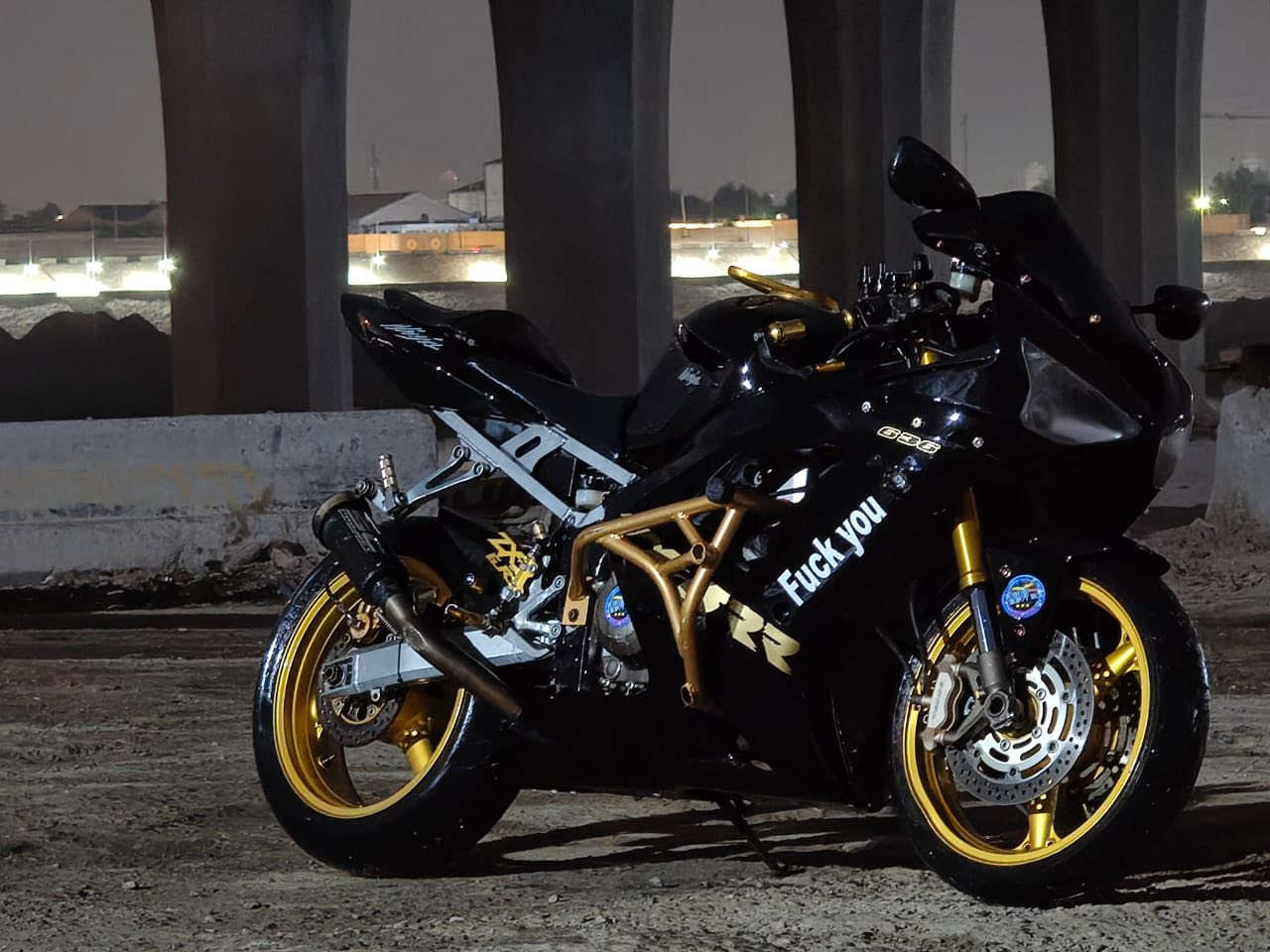 سلام عليكم دراجه كاوسكي للبيع  الدراجه ايشي ما ناقصه كلشي شغال بيه الدراجه جديده   وحلوه دراجه عليه مكينه كلش قويه حجم المكينه 663 الدراجه جديده معنه الكلمه مكفوله  الدراجه  وعليه نصبه احله من الصور  مكاني بغداد الدوره  السعر 30الستفسار رقمي ***********
