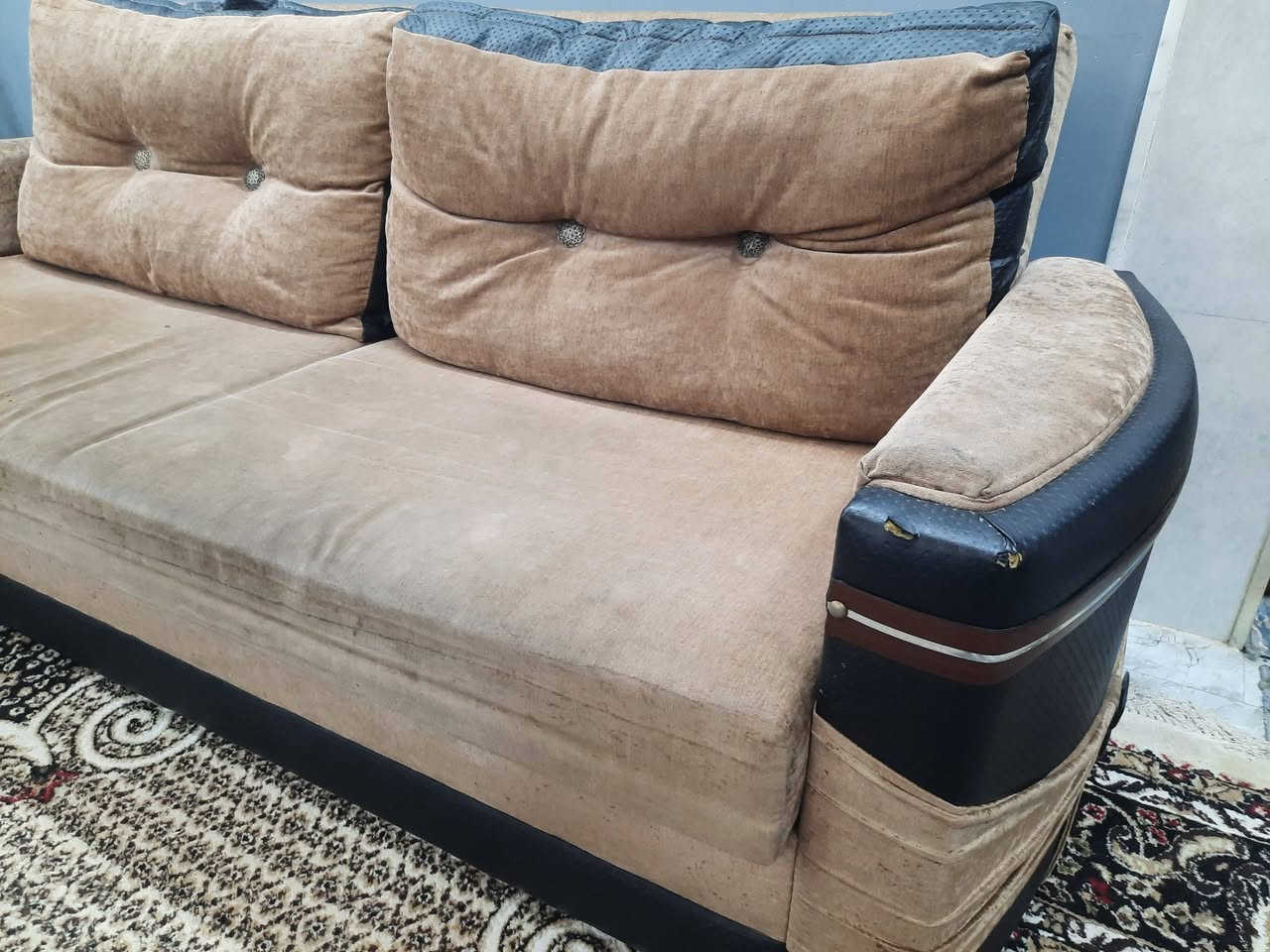 السلام عليكم
يتوفر طخم قنفات (تركي) مستعمل للبيع.كما في الصور. 
مكون من قطعتين كبيرة وقطعتين صغيرة، يعني يستوعب ( ۸ ) اشخاص. القطعتان بالحجم الكبير قابلة للفتح والتحويل الى سرير.
السعر: ٢٠٠ الف
المكان: الفلاح الثانية- مقاطعة ٦ خلف دائرة المرور.
للاستفسار المراسلة على الخاص


**إذا كنت صاحب هذا الإعلان وتريد حذفه لأي سبب، رجاءا أرسل رسالة إلى الدعم الفني**