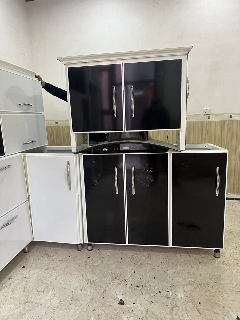 کەوەنتەر بۆ فرۆشتن
موادی سارا 
قیاس ٤ مەتر درێژ
کەوەنتەرەکە بێ عەیبە هیچ شکاوێک خراپ بونێکی نیە 
بۆ زانینی نرخ پەیوەندی بەو ژمارە تەلەفونەوە بکەن
*********** 
شوێن ڕانیە
