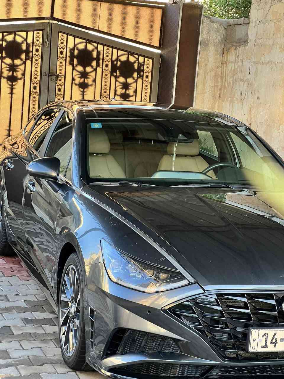 السلام عليكم 
سوناتا 2023 limited فول فول للاخير 

محرك : 1.6t اقتصادي واعتمادي

گير : 8سرعات 

الضرتبديل جاملق وبنيد نفس الون

ممشى السيارةحالين ا49لف ماشيه اخت زيرو

السيارة بدون اي نقوصات بدون مصرف جاهزة من كل النواحي وبدون اي مشاكل

مواصفات السيارة :
-لايت ليد وعدسات خاص بفئة الـ limited
-داخل جملي لون مميز 
-مقاعد كهرباء وميموري
-مقاعد تدفئة وتبريد
مقاعد جلد نابا طبيعي- 
-تدفئة ستيرن 
-بانوراما 
-اضائة داخلية 64 لون متغير 
-عدادات شاشة 
-اربع وضعيات قيادة( sport-smart-normal-custom )
-شاحن وايرليس
-اوتو هولد 
-كامرات 360 درجة محيطية
-كامرات مع الاشارة 
-رادار جانبي ورادار خلفي ورادار امامي ومحافظة على المسار
-مثبت سرعة متفاعل
-داتا شو 
-تبريد قطعتين ومنفصل 
-تشغيل عن بعد وتحريك السيارة عن طريق الريمونت 
-ويل حجم 18 
-نظام صوتي Bose محيطي 16سماعة
-اوتو بريك وتنبه من الاصدام

وهواي مواصفات بعد معروفة الاعلى فئة بالسوناتا 
(حادث صطحي شاصي مكفول )

السيارة مرقمة باسمي وجاهزة التحويل بنفس اليوم
السيارة مرقمة بصره 
مكان السيارة بل بصره 
سعر السيارة 175بيها مجال بسيط 
للتواصل خاص او على الرقم :***********
