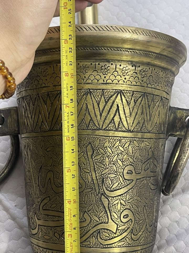 هاون منقوش سورة التوحيد 
ارتفاعه ٢٤ سم 
اواليدة ٣٤ سم


**إذا كنت صاحب هذا الإعلان وتريد حذفه لأي سبب، رجاءا أرسل رسالة إلى الدعم الفني**