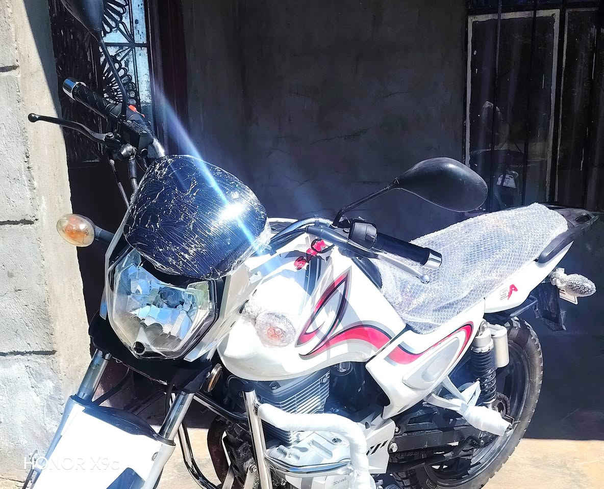 للبيع موديل 18 محرك 150 بلادي ما مفتوح اوراقه كامله الماطور على وضع الشركه السعر 800 وبي مجال رقم تلفوني ***********
