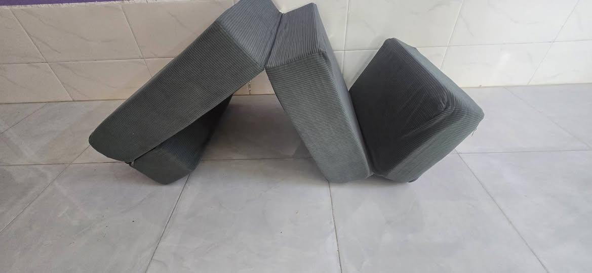 السلام عليكم
اخوان هذني الغراض للبيع #السعر الكلي 115 الف 

1️⃣ـ  دوشك يتصفط الطول أكثر من مترين
والعرض 80 سم والارتفاع 20 سم مع سحابات بالكامل 
2️⃣- مبرده نظافه فول نقص فقط الماطور 

3️⃣ـ مروحه قديمه كلش اصلي وشغال 

4️⃣- تلفون لاسلكي يضم سيم كارد عدد 2 

5️⃣- مقعد او مفرش للحيوانات الاليفه 

6️⃣- رف حديد مع الماسكات 

7️⃣- سله او ماشابه ذاك 

8️⃣- لحيه الدعاميه للسيارات 

للاستفسار الاتصال على الرقم ***********
