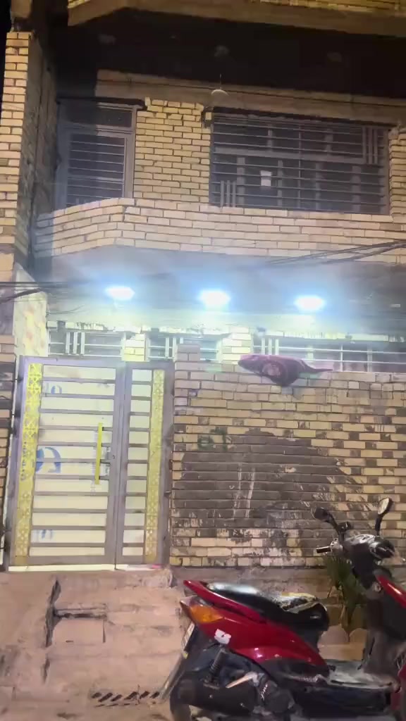 بيت بناء حديث للبيع  المساحه ١٠٠  الوجه 6 وربع والنزال 16 متر سند ٢٥  زراعي الخطيب  شارع خولة  كافه الخدمات موجودة ماء كهرباء مجاري تبليط البيت ثلاث طوابق الطابق الأول متكون من طرمه ومدخلين للبيت  استقبال مع الحولي ومطبخ  اوربي مفتوح غرفه منور حمام والطابق ثاني غرفتين نوم وحمام مع حولي كبير والطابق الثالث غرفه نوم كبيره البيت متكون من 4 غرف نوم مساحه الغرف 4 ونص في 5 كل الغرف نفس القياس  مع سطح ناصي وعالي  السعر عالخاص اوالاتصال ع ***********
